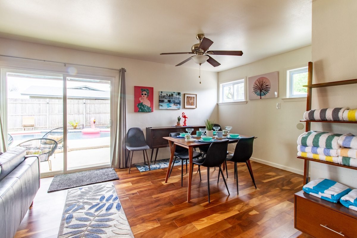 Cozy dining for six